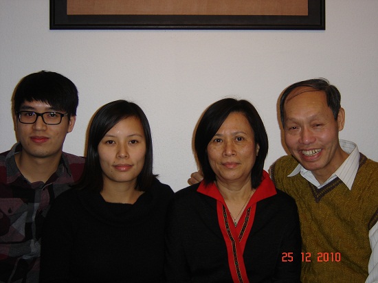 Ảnh chụp gia đình Thầy Nguyễn Ngọc Quang Cô Lê-Thân Hồng-Khanh và hai em Nguyễn Túy-An _ Nguyễn Quang-Vinh (2010)