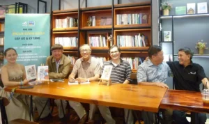 BUỔI KÝ TÊN THÂN TÌNH CỦA NHÀ VĂN PHẠM CÔNG LUẬN