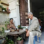 UỐNG TRÀ CÙNG NỮ SĨ UỐNG TRÀ CÙNG NỮ SĨ
