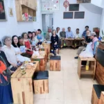 BẠN BÈ CÀ PHÊ VỚI “MÙA Ở LẠI” BẠN BÈ CÀ PHÊ VỚI “MÙA Ở LẠI”